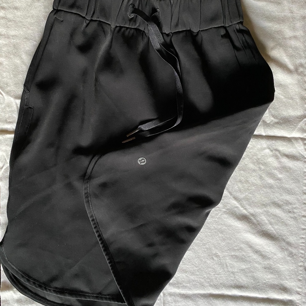 lululemon • on the fly skirt • black